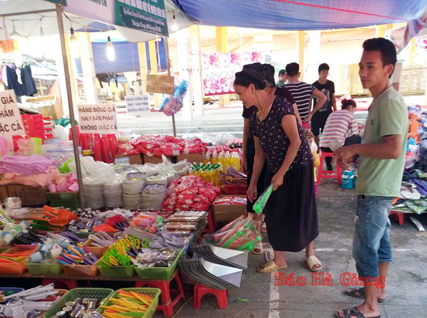 Nhiều mặt hàng thiết yếu của các doanh nghiệp được quảng bá tại chợ