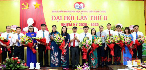 Thường trực HĐND, UBND tỉnh và lãnh đạo Đảng bộ Khối Cơ quan - Doanh nghiệp tỉnh tặng hoa, chúc mừng BCH Đảng bộ Văn phòng Đoàn ĐBQH, HĐND và UBND tỉnh, nhiệm kỳ 2020 - 2025.