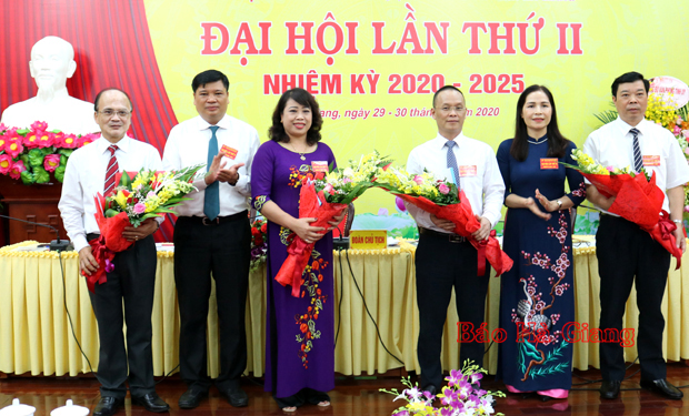 Lãnh đạo Văn phòng Đoàn ĐBQH, HĐND và UBND tỉnh tặng hoa tri ân các đồng chí không tái cử BCH khóa mới.