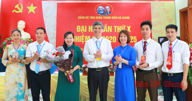 Đại diện Đảng ủy Khối Cơ quan - Doanh nghiệp tỉnh tặng hoa chúc mừng BCH Đảng bộ Tỉnh đoàn Thanh niên khóa mới.