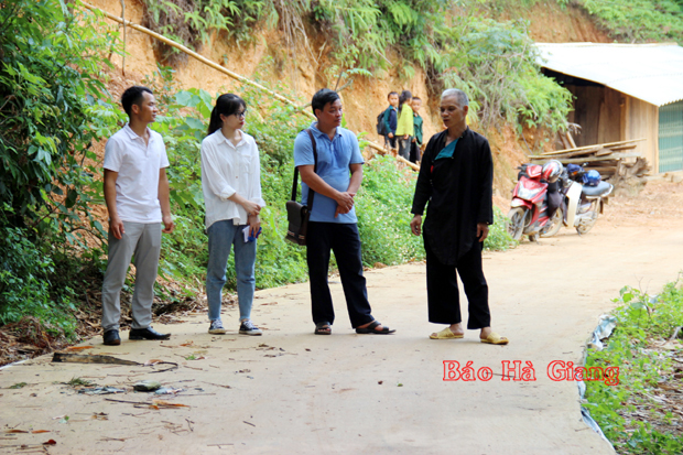 Đảng viên Đặng Văn Đạt (ngoài cùng bên phải), hiến 500 m2 đất làm đường và 3.500 m2 đất xây điểm trường thôn Nà Nghè, xã Yên Cường.