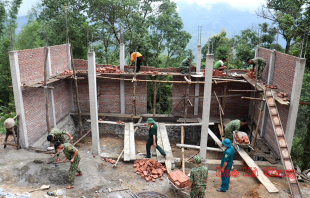 Lực lượng vũ trang huyện giúp gia đình chị Ly Thị Sếm, thôn Thèn Phùng, xã Na Khê xây dựng nhà.