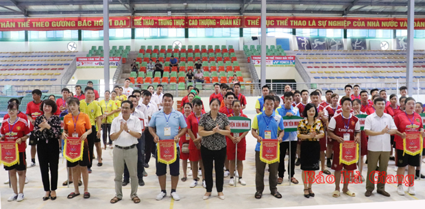 Ban tổ chức trao cờ lưu niệm cho đại diện các đội tham gia giải