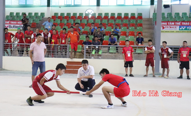 Các VĐV tranh tài nội dung đẩy gậy