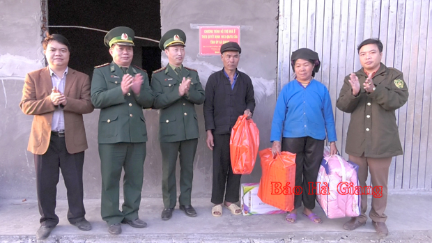 Đại tá Vàng Đình Chiến, Chỉ huy trưởng BĐBP tỉnh bàn giao nhà cho hộ nghèo xã biên giới Thàng Tín (Hoàng Su Phì).