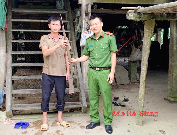 Các hộ dân giao nộp súng tự chế cho Công an xã Thanh Thủy