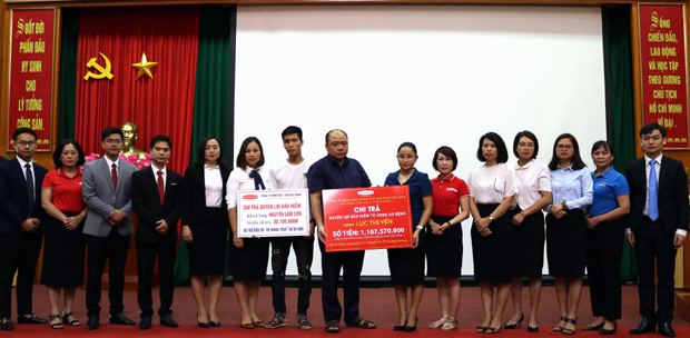 Đại diện Công ty Dai-Ichi Việt Nam chi trả quyền lợi bảo hiểm cho các khách hàng Nguyễn Thanh Hải và Nguyễn Lâm Sơn.