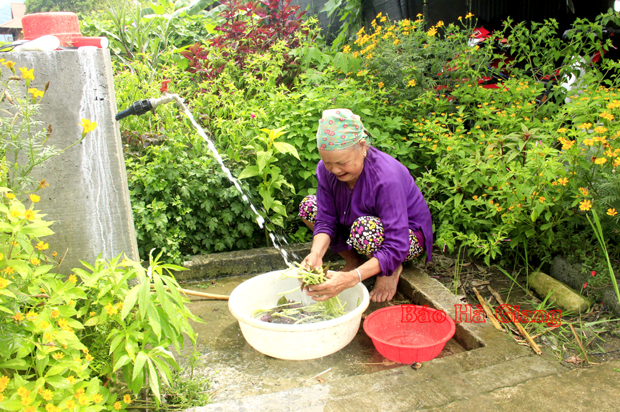 Niềm vui của bà Lục Thị Nhình, thôn Tát Cà được sử dụng nguồn nước sạch.