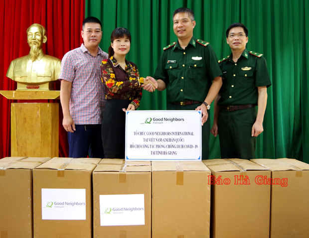 Đại diện Bộ Chỉ huy BĐBP tỉnh đón nhận số khẩu trang từ Sở Ngoại vụ.