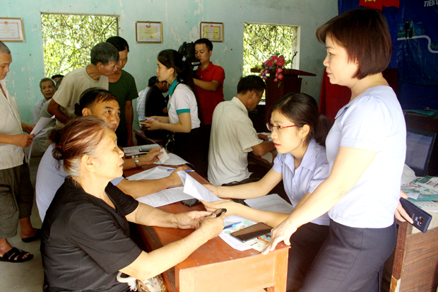 Cán bộ Quỹ Bảo vệ và phát triển rừng tỉnh hướng dẫn người dân xã Ngọc Đường (TPHG) đăng ký nhận tiền dịch vụ môi trường rừng qua thanh toán điện tử.