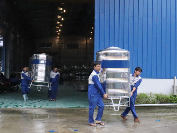 Vận chuyển bồn chứa nước đến tận tay người dân