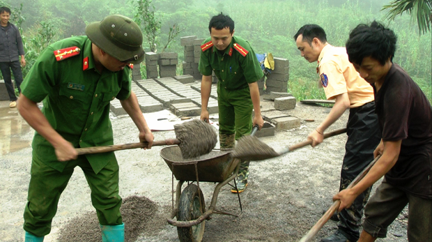 Cán bộ, chiến sỹ Công an huyện Quản Bạ giúp hộ anh Tẩn Phủ Vần, thôn Xà Phìn làm nhà.