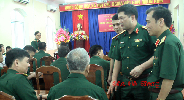 Trung tướng Nguyễn Hồng Thái, Tư lệnh Quân khu 1 thăm hỏi gia đình chính sách tại thành phố Hà Giang.