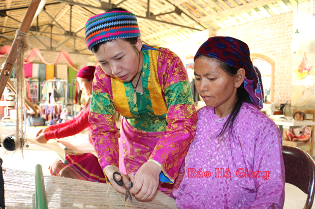 Chị Vàng Thị Cầu luôn tận tình hướng dẫn kỹ thuật thêu, dệt lanh cho thành viên trong Hợp tác xã.