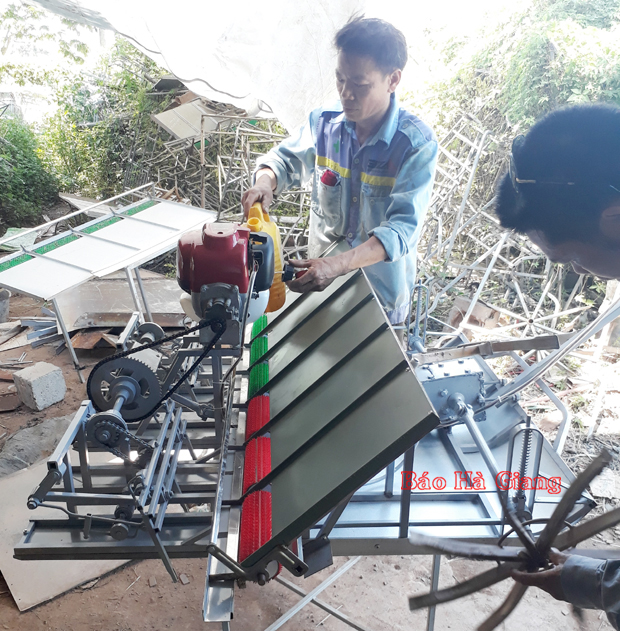 Người dân xã Yên Cường, lắp ráp máy cấy mini đưa vào sử dụng.
