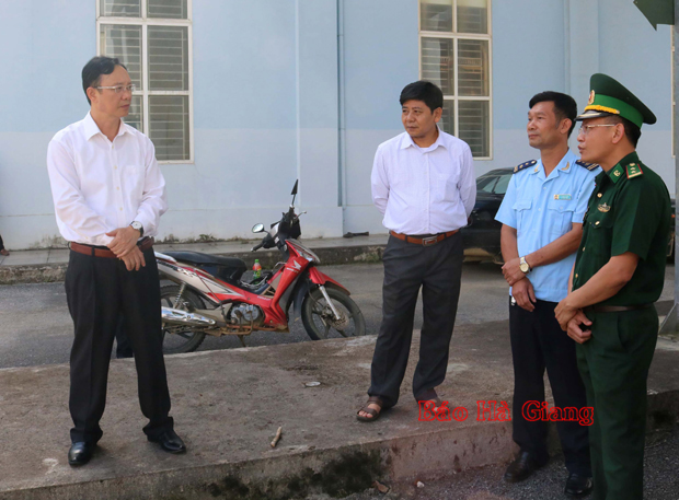 Phó Bí thư Thường trực Tỉnh ủy, Chủ tịch HĐNĐ tỉnh Thào Hồng Sơn khảo sát khu vực Cửa khẩu Quốc gia Xín Mần.
