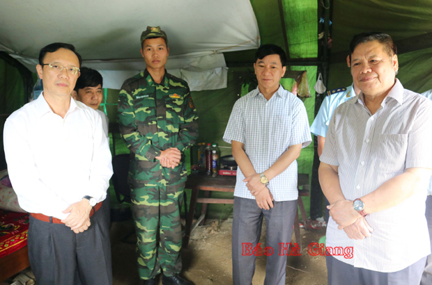 Các đồng chí Thào Hồng Sơn và Hoàng Minh Nhất thăm chỗ ở của cán bộ chiến sỹ tại chốt kiểm soát phòng chống dịch bệnh Covid - 19 thôn Hậu Cấu, xã Xín Mần.