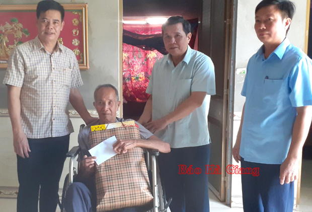 Trưởng ban Tuyên giáo Tỉnh ủy Sèn Chỉn Ly tặng quà thương binh Hoàng Văn Chài.