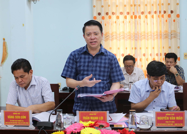 Đồng chí Trần Mạnh Lợi, Ủy viên BTV Tỉnh ủy, Trưởng ban Dân vận Tỉnh ủy đóng góp ý kiến vào các chỉ tiêu đại hội.