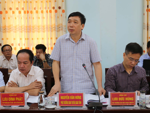 Lãnh đạo Ban Tuyên giáo Tỉnh ủy đóng góp ý kiến vào công tác tuyên truyền, trang trí khánh tiết.