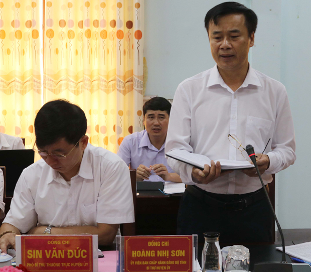 Bí thư Huyện ủy Xín Mần Hoàng Nhị Sơn phát biểu tiếp thu các ý kiến đóng góp tại buổi làm việc.