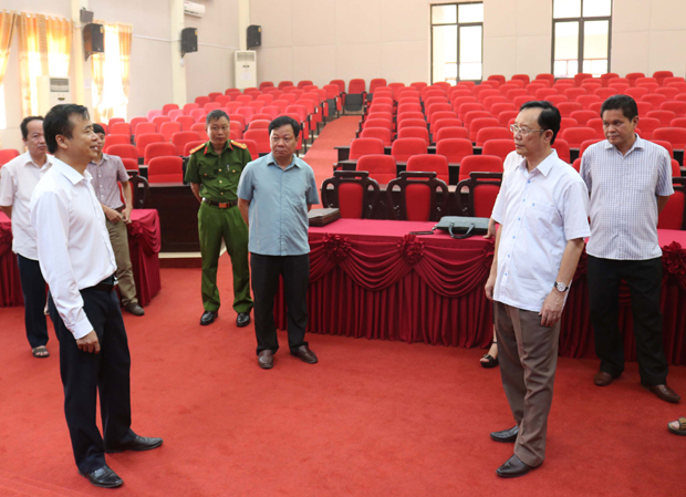 Phó Bí thư Thương trực Tỉnh ủy, Chủ tịch HĐND tỉnh Thào Hồng Sơn cùng đoàn công tác kiểm tra công tác trang trí khánh tiết hội trường huyện Xín Mần.