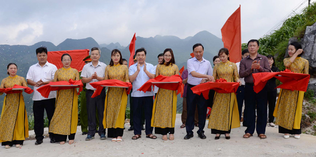 Phó Bí thư Tỉnh ủy Nguyễn Mạnh Dũng và lãnh đạo huyện Mèo Vạc cắt băng khánh thành con đường.