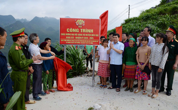 Phó Bí thư Tỉnh ủy Nguyễn Mạnh Dũng và lãnh đạo huyện Mèo Vạc gắn biển công trình chào mừng Đại hội Đảng bộ huyện Mèo Vạc.
