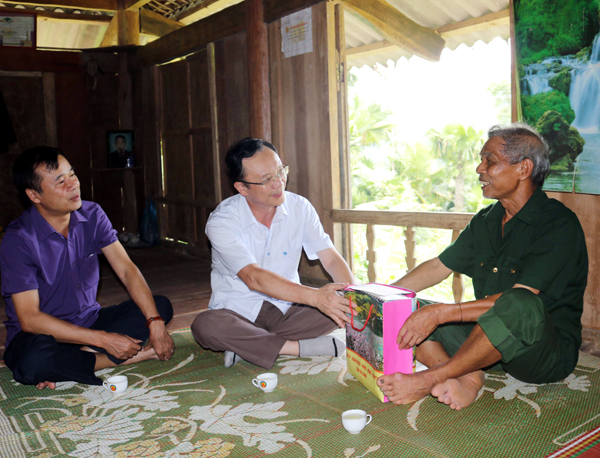 Đồng chí Thào Hồng Sơn tặng quà Thương binh Hoàng Văn Tấm, thôn Nậm Phang, xã Khuân Lùng.