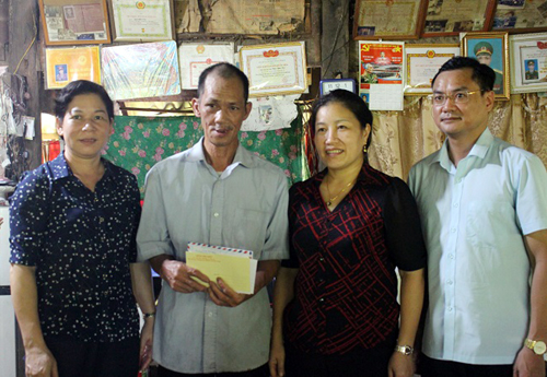 Phó Chủ tịch Thường trực HĐND tỉnh Chúng Thị Chiên thăm hỏi Thương binh Ban Đức Tài, xã Yên Định.