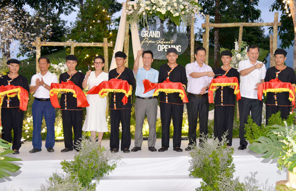 Bí thư Tỉnh ủy Đặng Quốc Khánh, Chủ tịch UBND tỉnh Nguyễn Văn Sơn và các đại biểu cắt băng khai trương Khu nghỉ dưỡng.