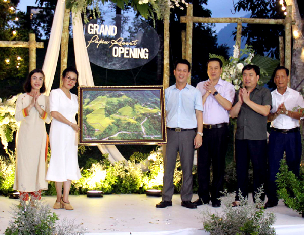 Các đồng chí Thường trực Tỉnh ủy tặng hoa và quà cho đơn vị chủ quản PaPiu resort.