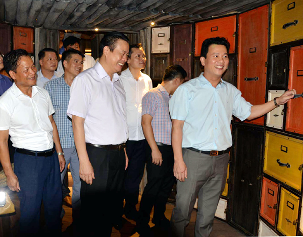 Bí thư Tỉnh ủy Đặng Quốc Khánh, Chủ tịch UBND tỉnh Nguyễn Văn Sơn thăm Khu nghỉ dưỡng trong lòng đất, với 600 chiếc tủ lưu giữ những kỷ vật tình yêu.