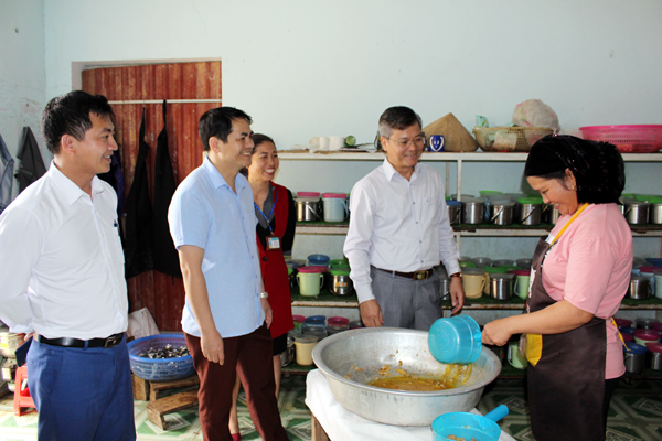 Lãnh đạo huyện kiểm tra việc chuẩn bị bữa ăn cho học sinh Trường PTDT bán trú Tiểu học xã Niêm Sơn. 				 Ảnh: ĐẶNG KIM