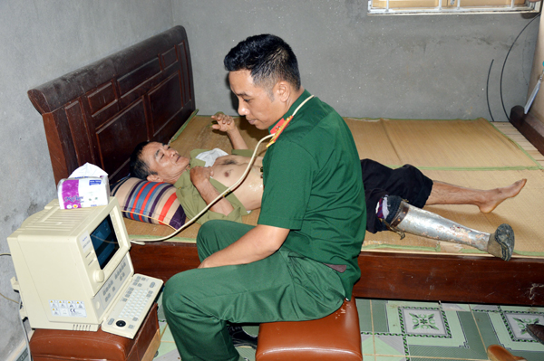 Bác sỹ Bệnh xá 40 khám cho thương binh huyện Quản Bạ.