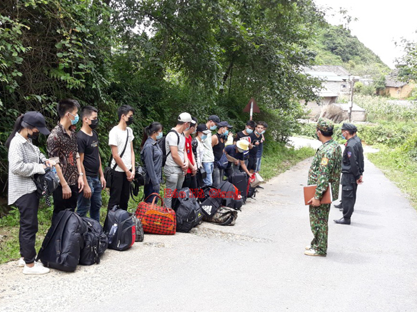 Một tốp công dân nhập cảnh trái phép bị Đồn Biên phòng Xín Cái phát hiện ngày 28.7.2020.