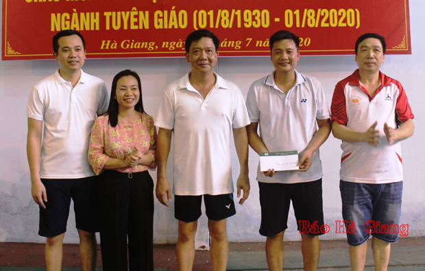 Lãnh đạo Ban Tuyên giáo Tỉnh ủy và Viettel Hà Giang trao giải Nhất nội dung đôi nam cho cặp vận động viên đoạt giải.