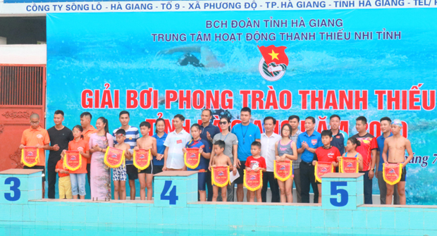 Các đoàn tham dự nhận Cờ lưu niệm của Ban tổ chức