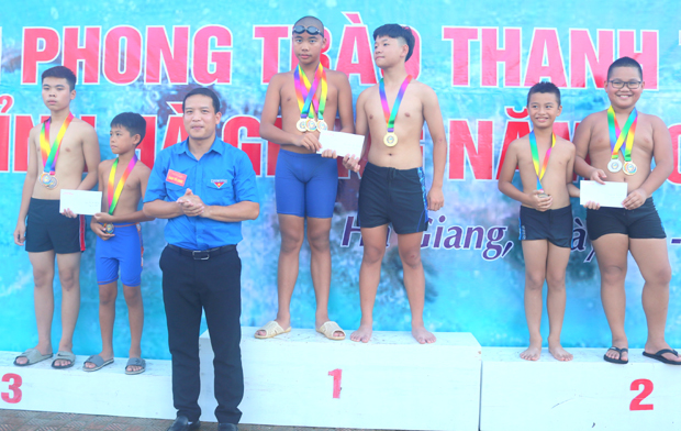 Ban tổ chức trao giải cho nội dung bơi tiếp sức.
