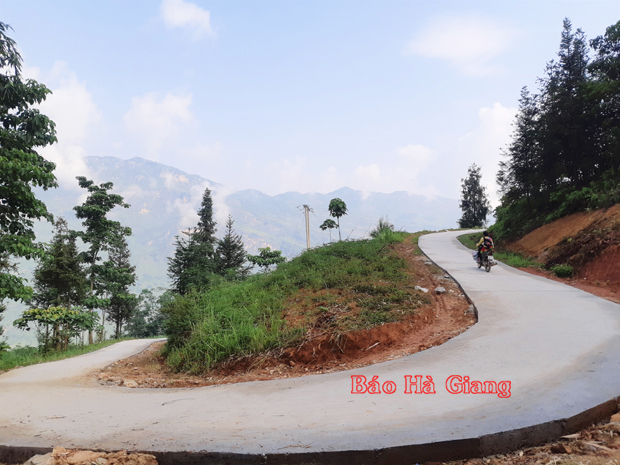Nhiều tuyến đường liên thôn xã Bản Ngò được bê tông hóa.