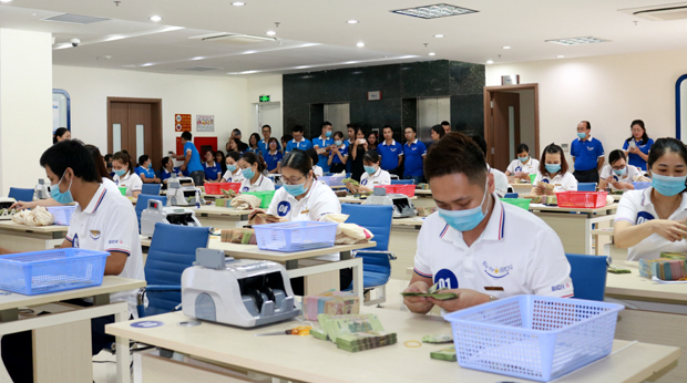 Các thí sinh thực hành kiểm đếm, phân loại tiền.