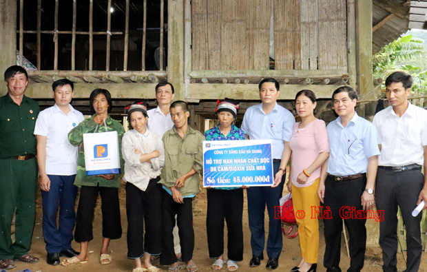 Lãnh đạo Công ty Xăng dầu Hà Giang trao 45 triệu đồng cho gia đình bà Bàn Thị Vằn.