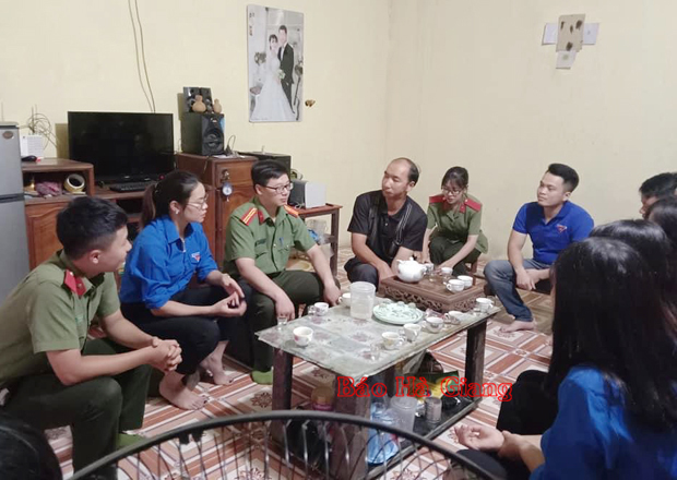 Cán bộ, chiến sỹ Công an huyện Đồng Văn tuyên truyền, vận động nhân dân chấp hành tốt các quy định của pháp luật.