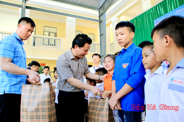 Bí thư Tỉnh ủy Đặng Quốc Khánh tặng quà các cháu tại Trung tâm Công tác xã hội tỉnh nhân ngày tết Thiếu nhi 1.6.                                                                                                                                                 Ảnh: TƯ LIỆU