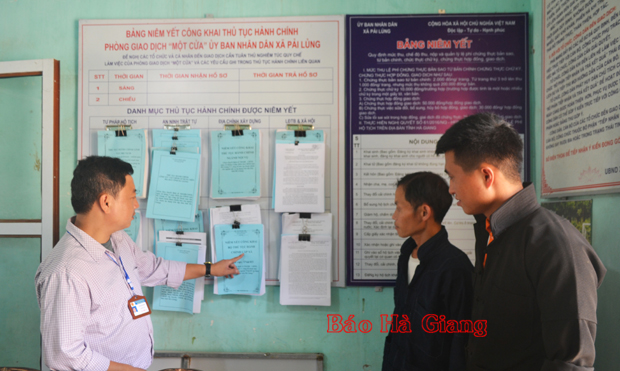Công chức xã Pải Lủng (Mèo Vạc) hướng dẫn người dân thực hiện thủ tục hành chính.                                                                Ảnh: TRẦN KẾ