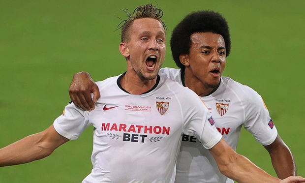 Luuk de Jong (trái) lập cú đúp trận này. Ảnh: AP