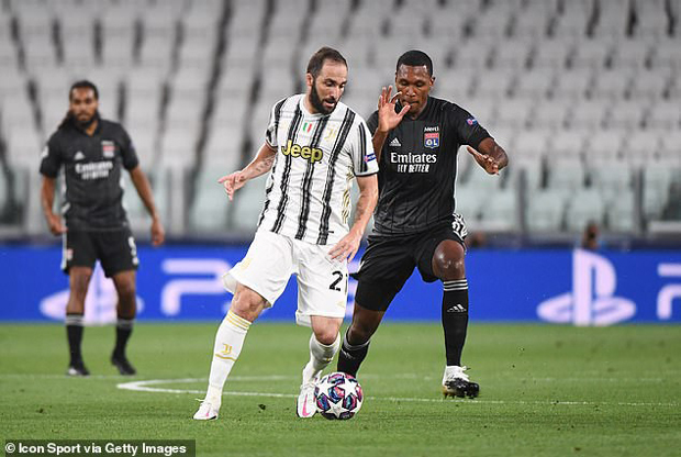 Higuain nằm trong số những cầu thủ phải rời Juventus trong cuộc cải tổ về lực lượng.