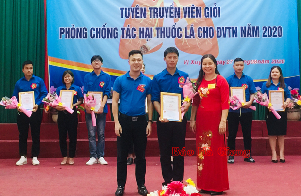 Ban tổ chức trao giải Nhất cho Đoàn xã Trung Thành.