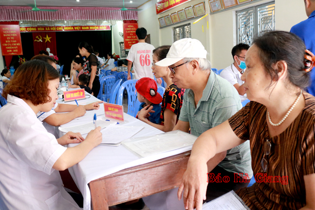 Người cao tuổi thành phố Hà Giang thụ hưởng các dịch vụ chăm sóc sức khỏe.