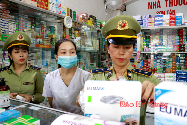 Cán bộ Quản lý thị trường tỉnh kiểm tra tại Nhà thuốc Sơn Tân, tổ 9, phường Trần Phú, thành phố Hà Giang.